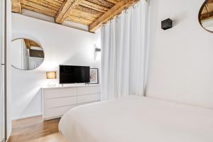 TV a/nebo společenská místnost v ubytování Modern 1BR Apartment in UNESCO Grund, Luxembourg