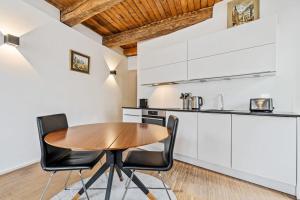 Kuchyň nebo kuchyňský kout v ubytování Modern 1BR Apartment in UNESCO Grund, Luxembourg