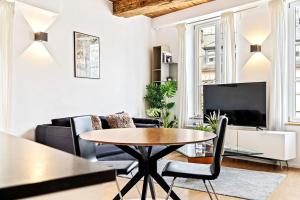 TV a/nebo společenská místnost v ubytování Modern 1BR Apartment in UNESCO Grund, Luxembourg