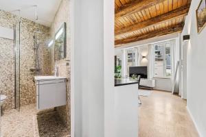 Koupelna v ubytování Modern 1BR Apartment in UNESCO Grund, Luxembourg