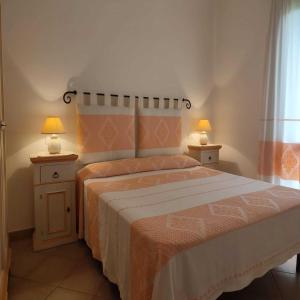 1 dormitorio con 1 cama con sábanas de color naranja y blanco en Casa Turchese, en Olbia