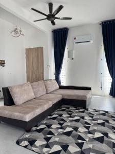 Istumisnurk majutusasutuses Lapang Tuju Private Pool Homestay