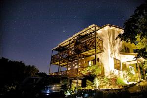 een gebouw 's nachts met een sterrenhemel bij 美ら海水族館まで車4分の一棟貸ヴィラちゅらジャングルリゾート in Motobu