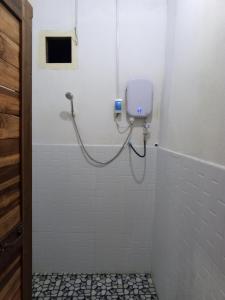 y baño con ducha y dispensador de jabón. en CampingSite Swimming Pool, en Ban Nongkham