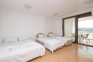 Postel nebo postele na pokoji v ubytování Aleksandra Apartments Utjeha