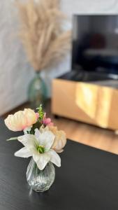 un vase rempli de fleurs posé sur une table dans l'établissement Maisonnette de charme, à La Colle-sur-Loup