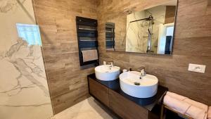 une salle de bain avec deux lavabos et un miroir dans l'établissement Maisonnette de charme, à La Colle-sur-Loup 25 autres photos