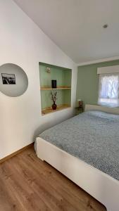 une chambre avec un lit et une fenêtre dans l'établissement Maisonnette de charme, à La Colle-sur-Loup