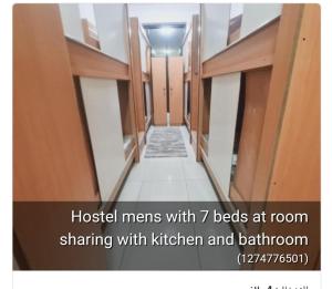迪拜LA Gold hostel capsule的大楼的走廊,走廊上设有厨房和浴室。