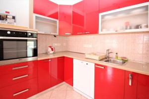 Kuchyň nebo kuchyňský kout v ubytování Apartments Lucijana