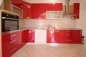 Kuchyň nebo kuchyňský kout v ubytování Apartments Lucijana