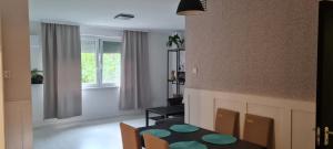 A seating area at Come.in