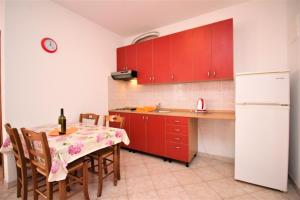 Kuchyň nebo kuchyňský kout v ubytování Apartments Lucijana
