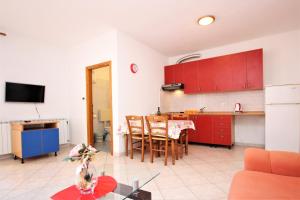 Kuchyň nebo kuchyňský kout v ubytování Apartments Lucijana