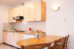 Kuchyň nebo kuchyňský kout v ubytování Apartments Lucijana
