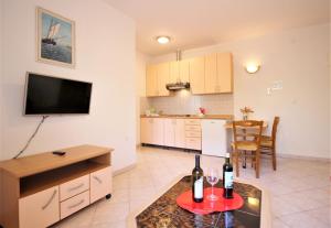 Kuchyň nebo kuchyňský kout v ubytování Apartments Lucijana