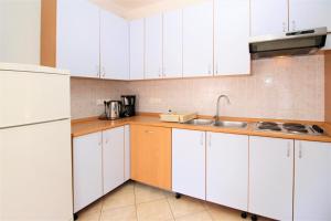 Kuchyň nebo kuchyňský kout v ubytování Apartments Lucijana