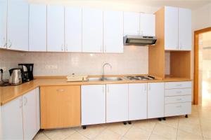 Kuchyň nebo kuchyňský kout v ubytování Apartments Lucijana