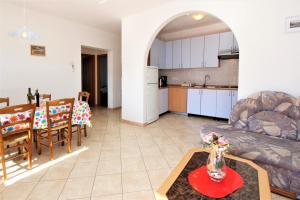 Kuchyň nebo kuchyňský kout v ubytování Apartments Lucijana