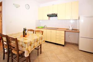Kuchyň nebo kuchyňský kout v ubytování Apartments Lucijana