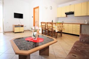 Kuchyň nebo kuchyňský kout v ubytování Apartments Lucijana