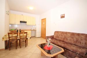 Kuchyň nebo kuchyňský kout v ubytování Apartments Lucijana