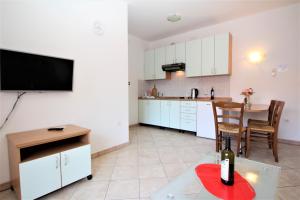 Kuchyň nebo kuchyňský kout v ubytování Apartments Lucijana
