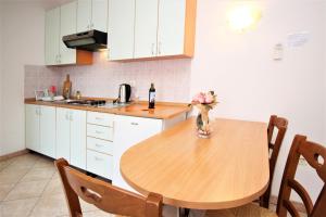 Kuchyň nebo kuchyňský kout v ubytování Apartments Lucijana