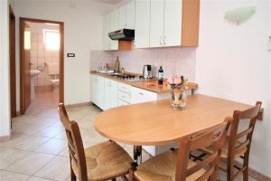 Kuchyň nebo kuchyňský kout v ubytování Apartments Lucijana
