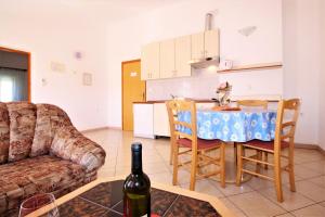 Kuchyň nebo kuchyňský kout v ubytování Apartments Lucijana