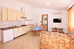 Kuchyň nebo kuchyňský kout v ubytování Apartments Lucijana