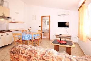 Kuchyň nebo kuchyňský kout v ubytování Apartments Lucijana