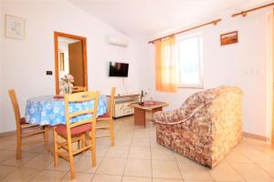 TV a/nebo společenská místnost v ubytování Apartments Lucijana