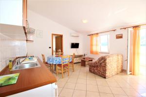 Kuchyň nebo kuchyňský kout v ubytování Apartments Lucijana