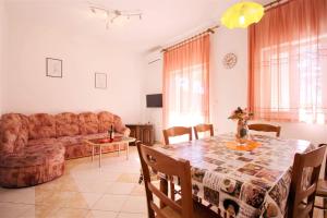 TV a/nebo společenská místnost v ubytování Apartments Lucijana