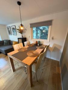 Χώρος καθιστικού στο HEERLIJK CHALET MIDDENIN DE NATUUR! +8 φωτογραφίες