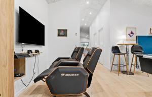 HadsundにあるNice Home In Hadsund With Saunaの椅子と薄型テレビ付きの客室です。 +32枚の写真