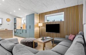 HadsundにあるNice Home In Hadsund With Saunaのソファとテレビのあるリビングルーム