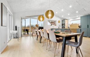 HadsundにあるNice Home In Hadsund With Saunaのダイニングルーム、キッチン(テーブル、椅子付)