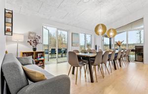 HadsundにあるNice Home In Hadsund With Saunaのテーブルと椅子のあるダイニングルームとリビングルーム