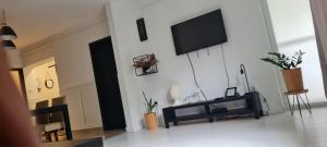 A television and/or entertainment centre at Come.in