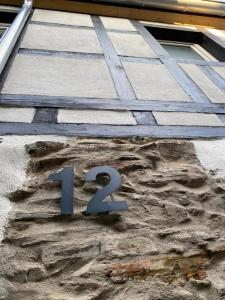 a metal number on the side of a building at Vetera Sayn - Historisch wohnen, modern genießen auf 2 Etagen in Bendorf