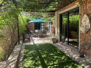 Taman di luar Aloe Guesthouse Klerksdorp