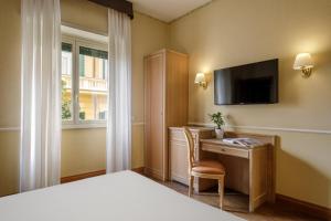 TV a/nebo společenská místnost v ubytování Hotel Santa Costanza by OMNIA hotels