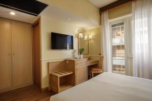TV a/nebo společenská místnost v ubytování Hotel Santa Costanza by OMNIA hotels