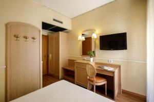 TV a/nebo společenská místnost v ubytování Hotel Santa Costanza by OMNIA hotels