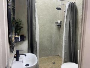 Bilik mandi di Aloe Guesthouse Klerksdorp