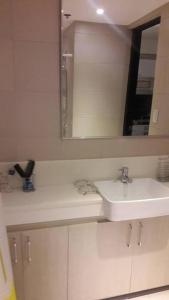 Koupelna v ubytování Araneta Cubao No Brown Outs 1BR Furnished Condo with Balcony free WiFi Netflix