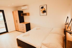 Postel nebo postele na pokoji v ubytování Hotel U Racka