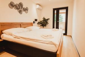 Postel nebo postele na pokoji v ubytování Hotel U Racka